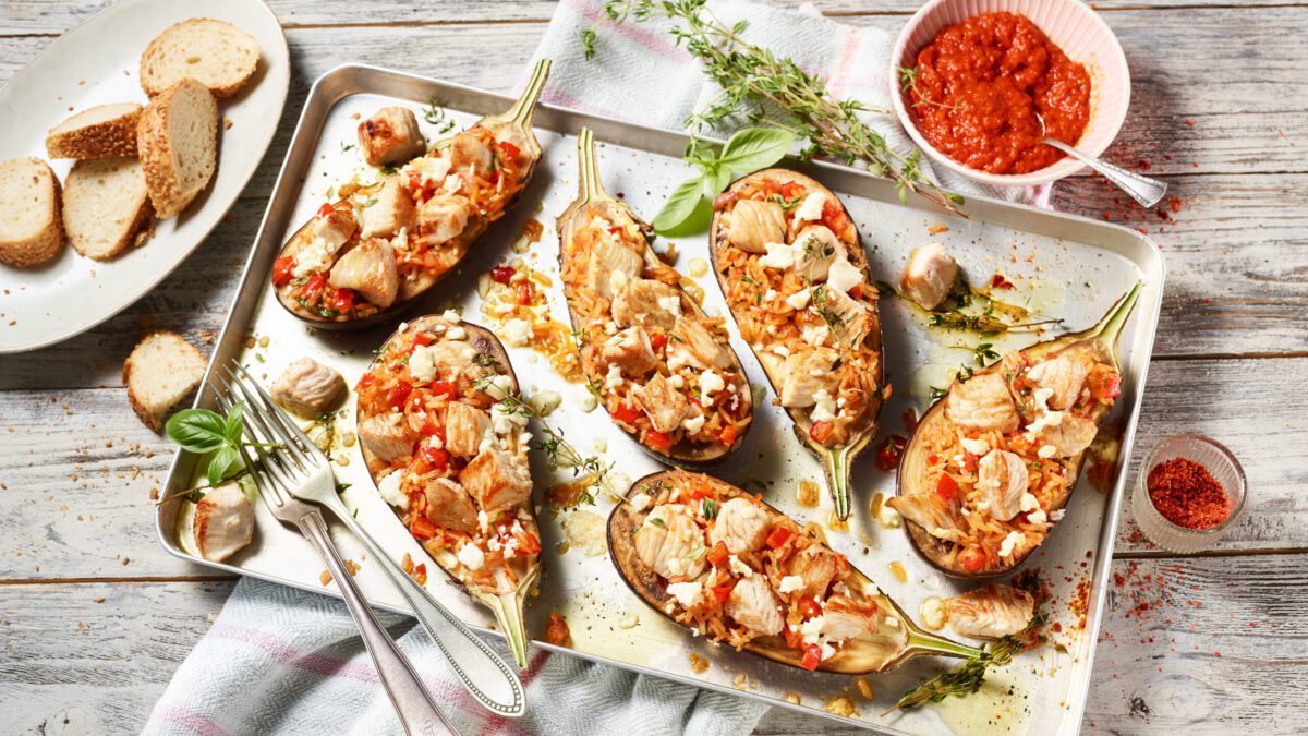 Mit Hähnchenbrust gefüllte Aubergine mit Paprika und Feta