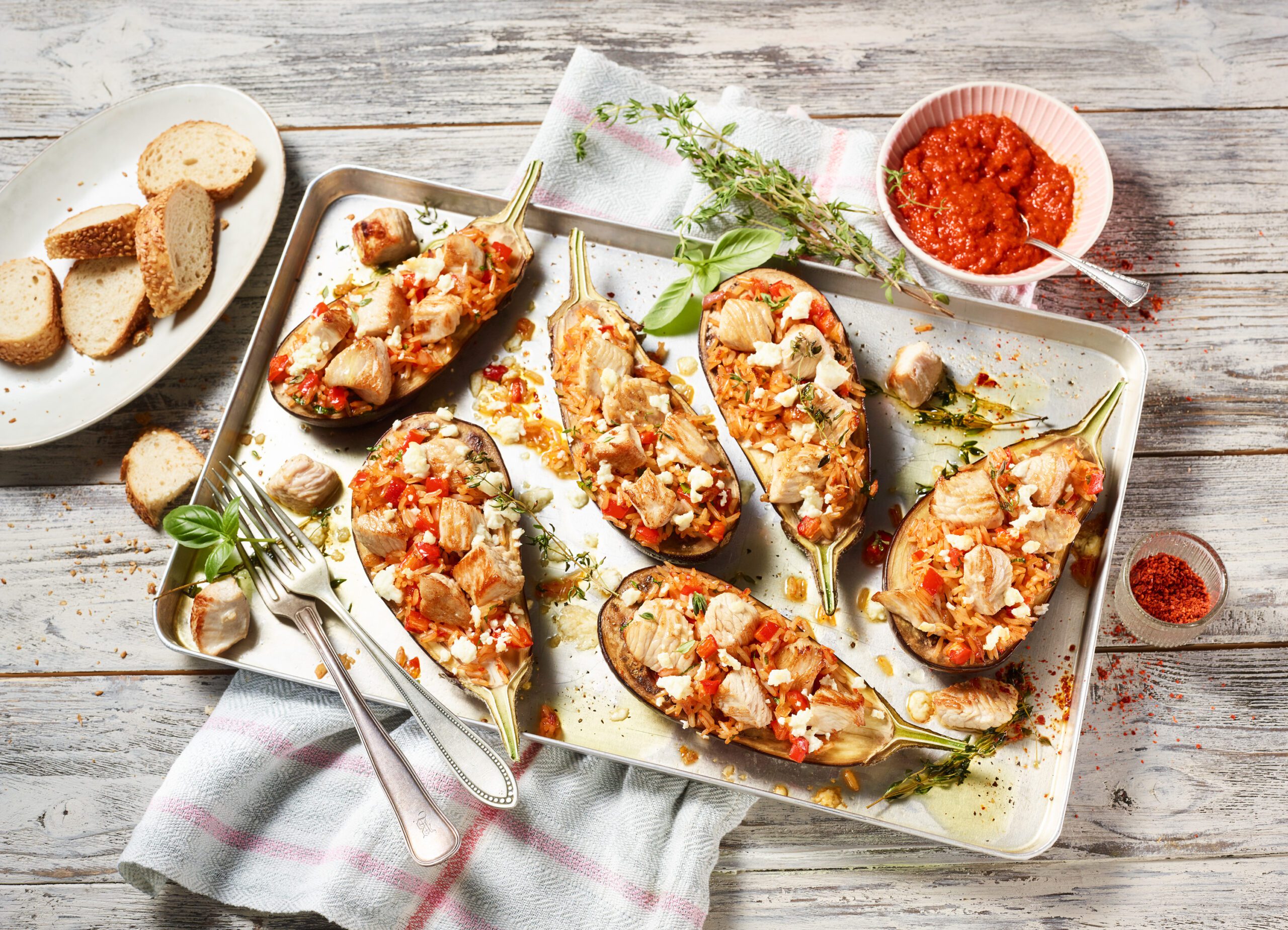 Mit Hähnchenbrust gefüllte Aubergine mit Paprika und Feta